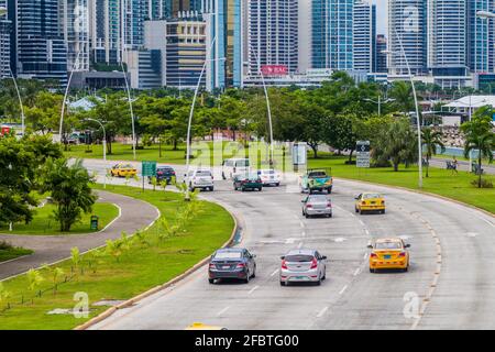 PANAMA-STADT, PANAMA - 30. MAI 2016: Blick auf moderne Wolkenkratzer und eine Verkehrs-Balboa-Allee in Panama City. Stockfoto