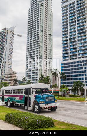 PANAMA CITY, PANAMA - 30. MAI 2016: Hochhäuser und ein lokaler Bus in Panama City Stockfoto