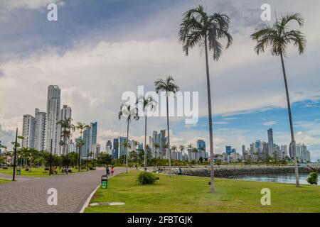 PANAMA-STADT, PANAMA - 30. MAI 2016: Blick auf einen Küstenpark in der Nähe der Cinta Costera Straße in Panama City Stockfoto