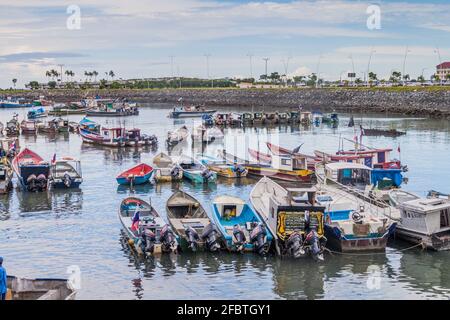 PANAMA-STADT, PANAMA - 30. MAI 2016: Fischerboote in einem Hafen von Panama-Stadt Stockfoto