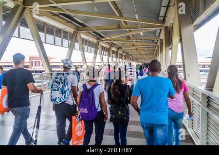 PANAMA-STADT, PANAMA - 30. MAI 2016: Fußgängerüberführung über die Corredor Norte Straße zum Albrook Bus Terminal in Panama City. Stockfoto