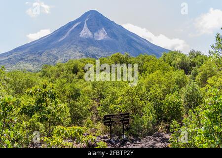 Vulkan Arenal hinter einem Lavafeld im Nationalpark Arenal, Costa Rica Stockfoto