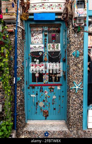 Eine alte Holztür in Cesme Alacati, die mit Handarbeiten dekoriert ist Stockfoto