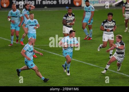 Hull, England. Freitag, 23. April 2021. Joe Arundel von Wakefield Trinity läuft während des Betfred Super League-Spiels zwischen Hull FC und Wakefield Trinity im KCOM Stadium ins All. (Ashley Allen/Alamy Live News. Stockfoto