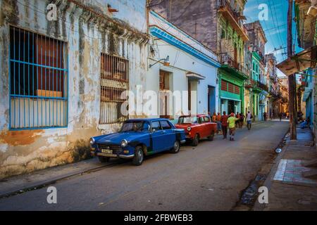 Havanna, Kuba, Juli 2019, Blick auf einen blauen Peugeot 404, der in einer Straße im ältesten Teil der Stadt geparkt ist Stockfoto