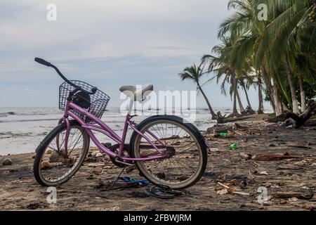 Fahrrad am Strand in Puerto Viejo de Talamanca, Costa Rica Stockfoto