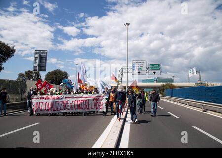 Rom, Italien. April 2021. Demonstranten marschierten zum Hauptsitz von Alitalia (Foto: Matteo Nardone/Pacific Press) Quelle: Pacific Press Media Production Corp./Alamy Live News Stockfoto