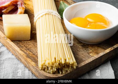 Traditionelle Italienische Pasta Carbonara Zutaten. Speck, Spaghetti, Parmesan und Pecorino-Käse, Ei, Knoblauch-Set Stockfoto