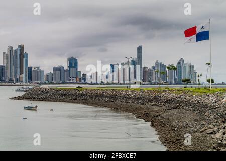 Skylina von Panama City mit panamischer Flagge Stockfoto