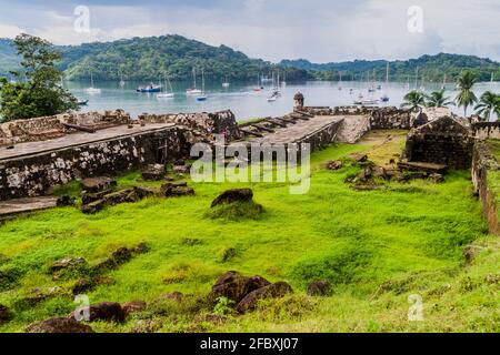 PORTOBELO, PANAMA - 28. MAI 2016: Segelboote und Festung Fuerte Santiago im Dorf Portobelo, Panama Stockfoto