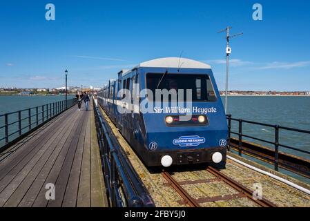 Southend Pier Railway Train am Southend Pier, Southend on Sea, Essex, Großbritannien, mit Holzsteg. Menschen gehen. Flussmündung Der Themse Stockfoto