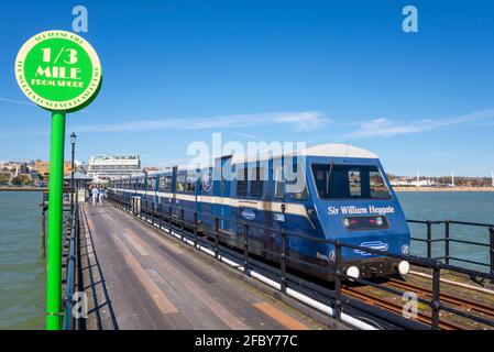 Southend Pier Railway Train am Southend Pier, Southend on Sea, Essex, Großbritannien, mit Holzsteg. 1/3-Meilen-Markierpfosten von der Küste Stockfoto