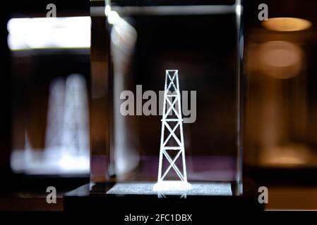 Unterstützung für Stromleitungen. Leuchtende Figur aus Glas. Lasergravur auf Glas. Stockfoto