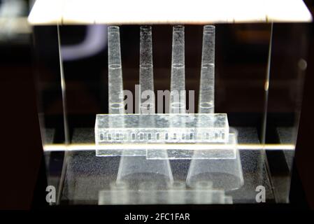 Leuchtende Fabrik in Glas. Leuchtende Figur aus Glas. Lasergravur auf Glas. Stockfoto