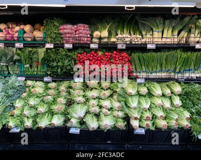 Frische Produkte buntes Gemüse im Lebensmittelgeschäft Markt Stockfoto
