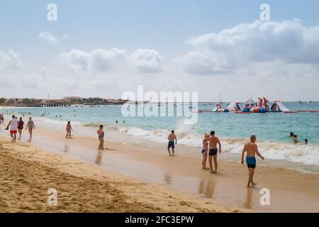 Grüne Insel Kap Verde, Cabo Verde, Salzinsel ilha do Sal Tourismus am Playa Santa Maria Strand, Menschen, die am Strand spazieren und den Sommer genießen. Stockfoto