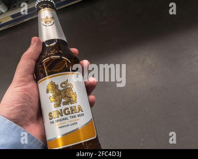 NOVI SAD, SERBIEN - 17. APRIL 2021: Singha-Bierlogo auf einer leichten Pilsner-Bierflasche ihrer Produktion. Singha ist ein thailändisches Bier, das Teil des boon rawd br Stockfoto