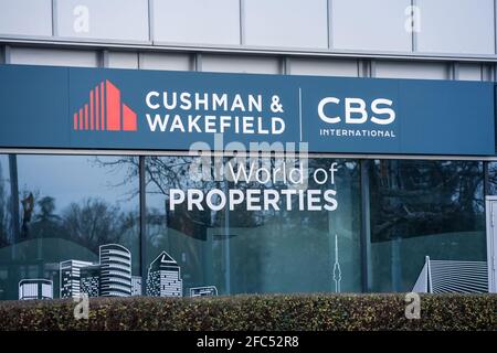 BELGRAD, SERBIEN - JANUAR 3 2021: Cushman & Wakefield Logo auf ihrem Hauptbüro für Belgrad. Cushman and wakefield ist ein amerikanischer Immobilienmakler Stockfoto