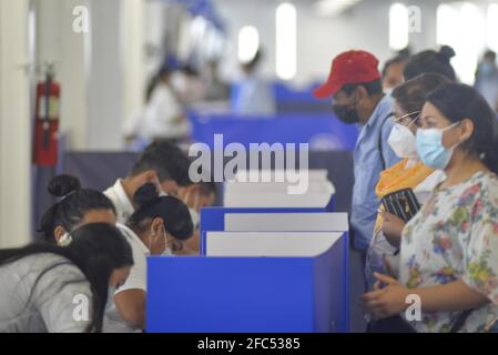 San Salvador, El Salvador. April 2021. Eine Impfkampagne findet statt, da El Salvador 650,000 Dosen von COVID-19-Impfstoffen übertrifft, was die zentralamerikanische Region anführt. Quelle: Camilo Freedman/ZUMA Wire/Alamy Live News Stockfoto