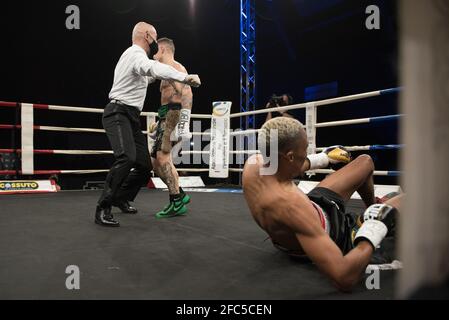 Zagarolo, Italien. April 2021. Bulana unten und gezählt nach 56 Sekunden. Während Super Feather IBO 2021 World Championship - Michael Magnesi vs Khamyle Bulana, Boxen in Zagarolo, Italien, April 23 2021 Kredit: Unabhängige Fotoagentur/Alamy Live News Stockfoto