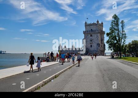 Zu Fuß in Lissabon zum Belem Turm von Saint Vincent, torre de Belém in Lissabon Portugal mit Touristen zu Fuß auf dem Bürgersteig. Portugiesische Explorers Denkmäler Stockfoto