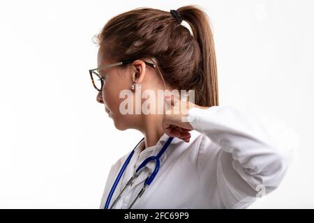 Ärztin oder Krankenpflegerin, die ein Stethoskop trägt, das sich abwendet und zeigt Während eines Trainings oder einer Demonstration an ihrem Hals Stockfoto