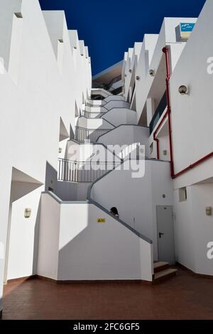 MGM Muthu Hotel an der Algarve, Treppen zu den Zimmern am Strandeingang. Touristischer Lebensstil und Urlaub. Stockfoto