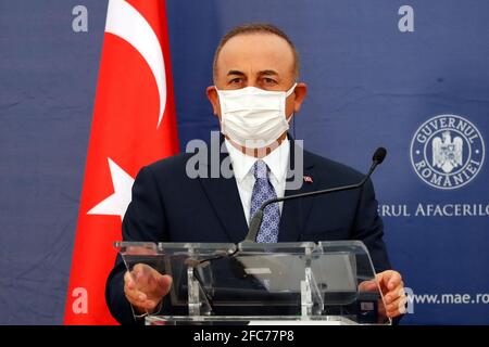 Bukarest, Rumänien. April 2021. Der türkische Außenminister Mevlut Cavusoglu nimmt am 23. April 2021 an einer gemeinsamen Pressekonferenz in Bukarest, Rumänien, Teil. Die Außenminister Rumäniens, Polens und der Türkei trafen sich hier am Freitag zu einem trilateralen Treffen zu Sicherheitsfragen, zu dem auch ein Sondertreffen mit ihren Amtskollegen in Georgien und der Ukraine gehörte. Quelle: Cristian Cristel/Xinhua/Alamy Live News Stockfoto