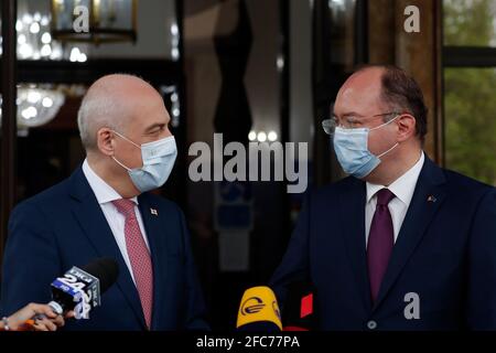 Bukarest, Rumänien. April 2021. Der rumänische Außenminister Bogdan Aurescu (R) trifft am 23. April 2021 in Bukarest, Rumänien, mit dem georgischen Außenminister David Zalkaliani zusammen. Die Außenminister Rumäniens, Polens und der Türkei trafen sich hier am Freitag zu einem trilateralen Treffen zu Sicherheitsfragen, zu dem auch ein Sondertreffen mit ihren Amtskollegen in Georgien und der Ukraine gehörte. Quelle: Cristian Cristel/Xinhua/Alamy Live News Stockfoto