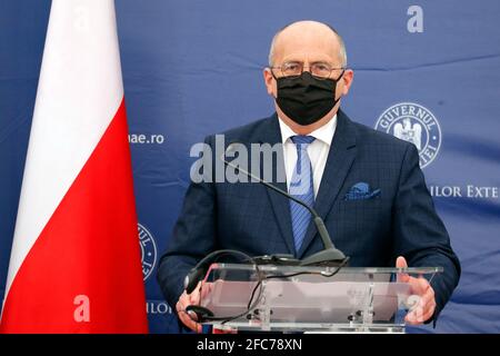 Bukarest, Rumänien. April 2021. Der polnische Außenminister Zbigniew Rau nimmt am 23. April 2021 an einer gemeinsamen Pressekonferenz in Bukarest, Rumänien, Teil. Die Außenminister Rumäniens, Polens und der Türkei trafen sich hier am Freitag zu einem trilateralen Treffen zu Sicherheitsfragen, zu dem auch ein Sondertreffen mit ihren Amtskollegen in Georgien und der Ukraine gehörte. Quelle: Cristian Cristel/Xinhua/Alamy Live News Stockfoto