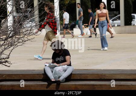 Tel Aviv, Israel. April 2021. Eine Frau liest am 23. April 2021 am Weltbuchtag in Tel Aviv, Israel, ein Buch. Quelle: Gil Cohen Magen/Xinhua/Alamy Live News Stockfoto