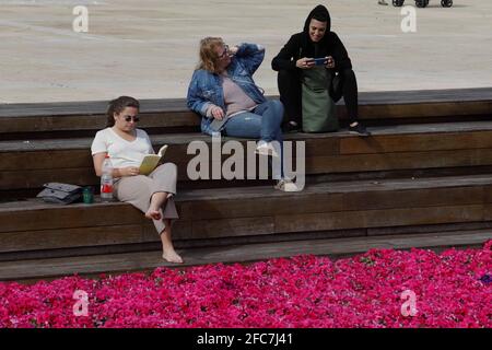 Tel Aviv, Israel. April 2021. Eine Frau liest am 23. April 2021 am Weltbuchtag in Tel Aviv, Israel, ein Buch. Quelle: Gil Cohen Magen/Xinhua/Alamy Live News Stockfoto