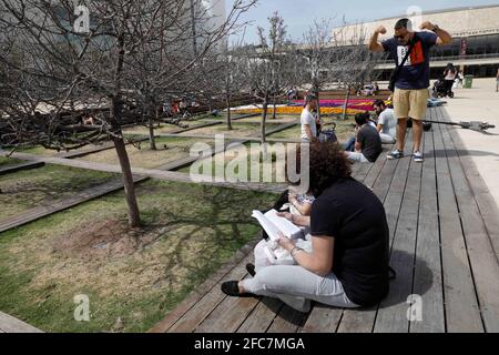 Tel Aviv, Israel. April 2021. Eine Frau liest am 23. April 2021 am Weltbuchtag in Tel Aviv, Israel, ein Buch. Quelle: Gil Cohen Magen/Xinhua/Alamy Live News Stockfoto