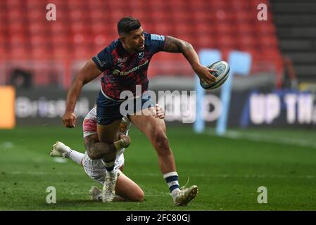 Charles Piutau von Bristol Bears entlastet den Ball in der Tackle Stockfoto