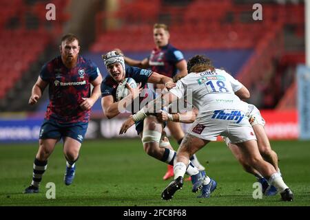 Fitz Harding von Bristol bears beim Angriff auf Harry Williams von Exeter Chiefs Stockfoto