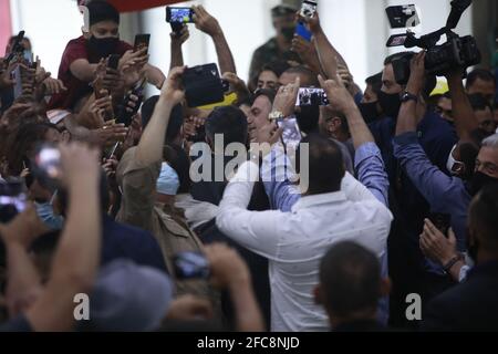 Manaus, AM 2021/23/04 - Präsident Jair Bolsonaro ignoriert Maßnahmen der sozialen Distanz und den Einsatz von Masken, um die covid-19 zu verhindern. Foto: Danilo Mello Stockfoto