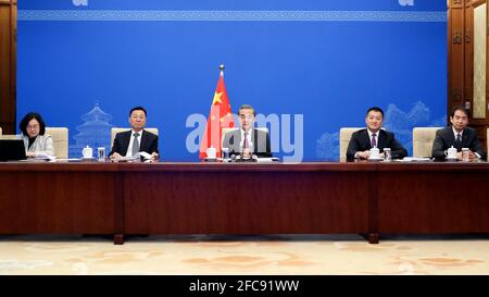 Peking, China. April 2021. Der chinesische Staatsrat und Außenminister Wang Yi kommuniziert mit dem US-Außenrat über einen Videolink in Peking, der Hauptstadt Chinas, am 23. April 2021. Quelle: Ding Lin/Xinhua/Alamy Live News Stockfoto