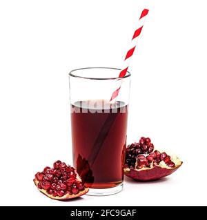 Frischer natürlicher Bio-roter Pomergranatsaft in einem Glas mit Granatstücken mit isolierten Samen auf weißem Hintergrund. Stockfoto