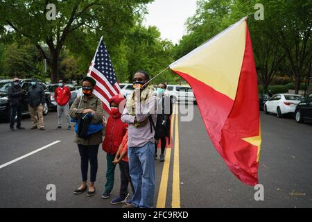 Bellingham, Washington, USA. April 2021. Amlakawit Medhin (links, mit US-Flagge), ihr Mann Yonas Debessu (rechts, mit Tigray-Flagge) und ihre Kinder haben sich einer zweitägigen Aktion vor dem Hauptquartier des US-Außenministeriums in Washington, DC, angeschlossen, um sich für eine Intervention der Vereinigten Staaten in die Notlage der inhaftierten, getöteten und Und vertrieben von äthiopischen und eritreischen Truppen ihr Land. Quelle: Gregg Brekke/ZUMA Wire/Alamy Live News Stockfoto