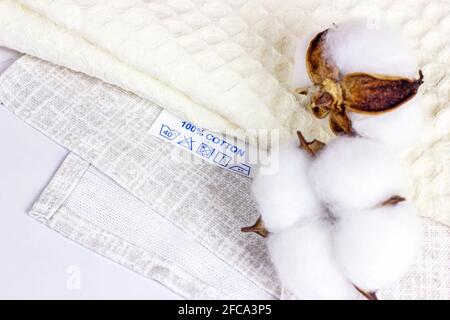 Reiner natürlicher, heller Baumwollfaser-Stoff mit Stofflabel. Stockfoto