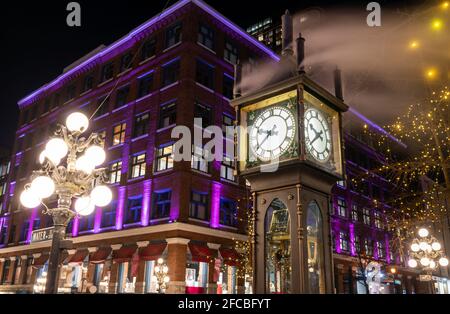 Nahaufnahme Gastown Steam Clock. Vancouver Downtown wunderschöne Aussicht auf die Straße bei Nacht. British Columbia, Kanada. Stockfoto