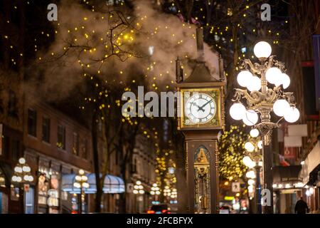 Nahaufnahme Gastown Steam Clock. Vancouver Downtown wunderschöne Aussicht auf die Straße bei Nacht. British Columbia, Kanada. Stockfoto