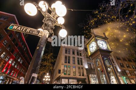 Nahaufnahme Gastown Steam Clock. Vancouver Downtown wunderschöne Aussicht auf die Straße bei Nacht. British Columbia, Kanada. Stockfoto