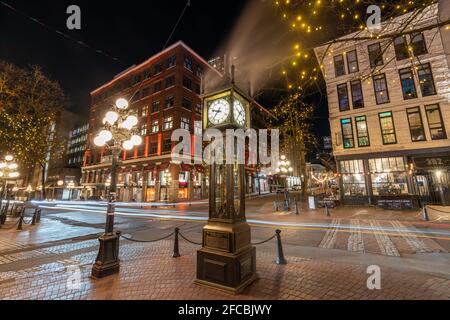 Gastown Steam Clock und Downtown wunderschöne Aussicht auf die Straße in der Nacht. Cambie und Water Street. Vancouver, Kanada. Stockfoto