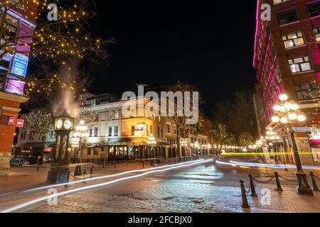 Gastown Steam Clock und Downtown wunderschöne Aussicht auf die Straße in der Nacht. Cambie und Water Street. Vancouver, Kanada. Stockfoto