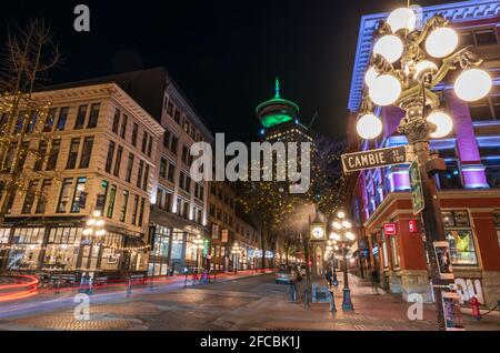 Gastown Steam Clock und Downtown wunderschöne Aussicht auf die Straße in der Nacht. Cambie und Water Street. Vancouver, Kanada. Stockfoto