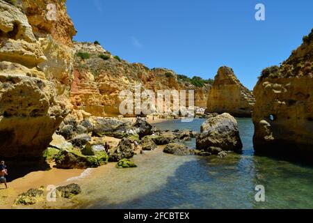 Praia da Marinha, Marinha Strand an der Algarve Portugal im Sommer mit herrlichem Blick auf das Meer und die Berge Stockfoto