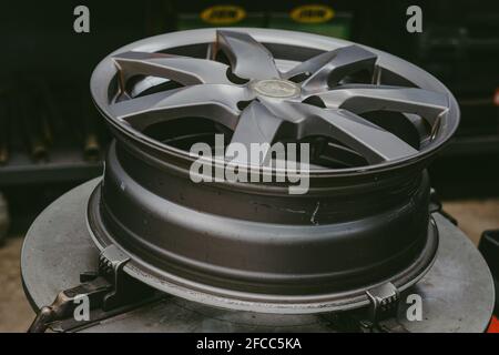 Nahaufnahme einer Reifenfelge in einer Werkstatt Stockfoto