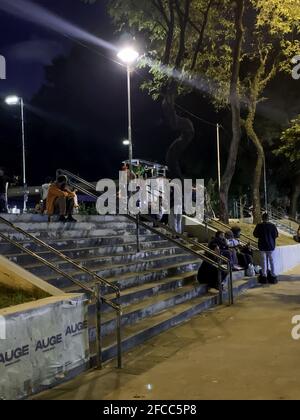 Sao Paulo, Sao Paulo, Brasilien. April 2021. Sao Paulo (SP), 23/04/2021 - PLANO SP/COVID-19/AGLOMERACAO/PRACA ROOSEVELT/SAO PAULO - E grande a movimentacao de pessoas na Praca Roosevelt na regiao Central da cidade de Sao Paulo, nesta Sexta-feira Credit: Leco Viana/TheNEWS2/ZUMA Wire/Alamy Live News Stockfoto