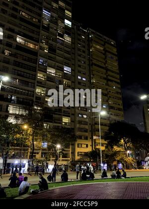 Sao Paulo, Sao Paulo, Brasilien. April 2021. Sao Paulo (SP), 23/04/2021 - PLANO SP/COVID-19/AGLOMERACAO/PRACA ROOSEVELT/SAO PAULO - E grande a movimentacao de pessoas na Praca Roosevelt na regiao Central da cidade de Sao Paulo, nesta Sexta-feira Credit: Leco Viana/TheNEWS2/ZUMA Wire/Alamy Live News Stockfoto